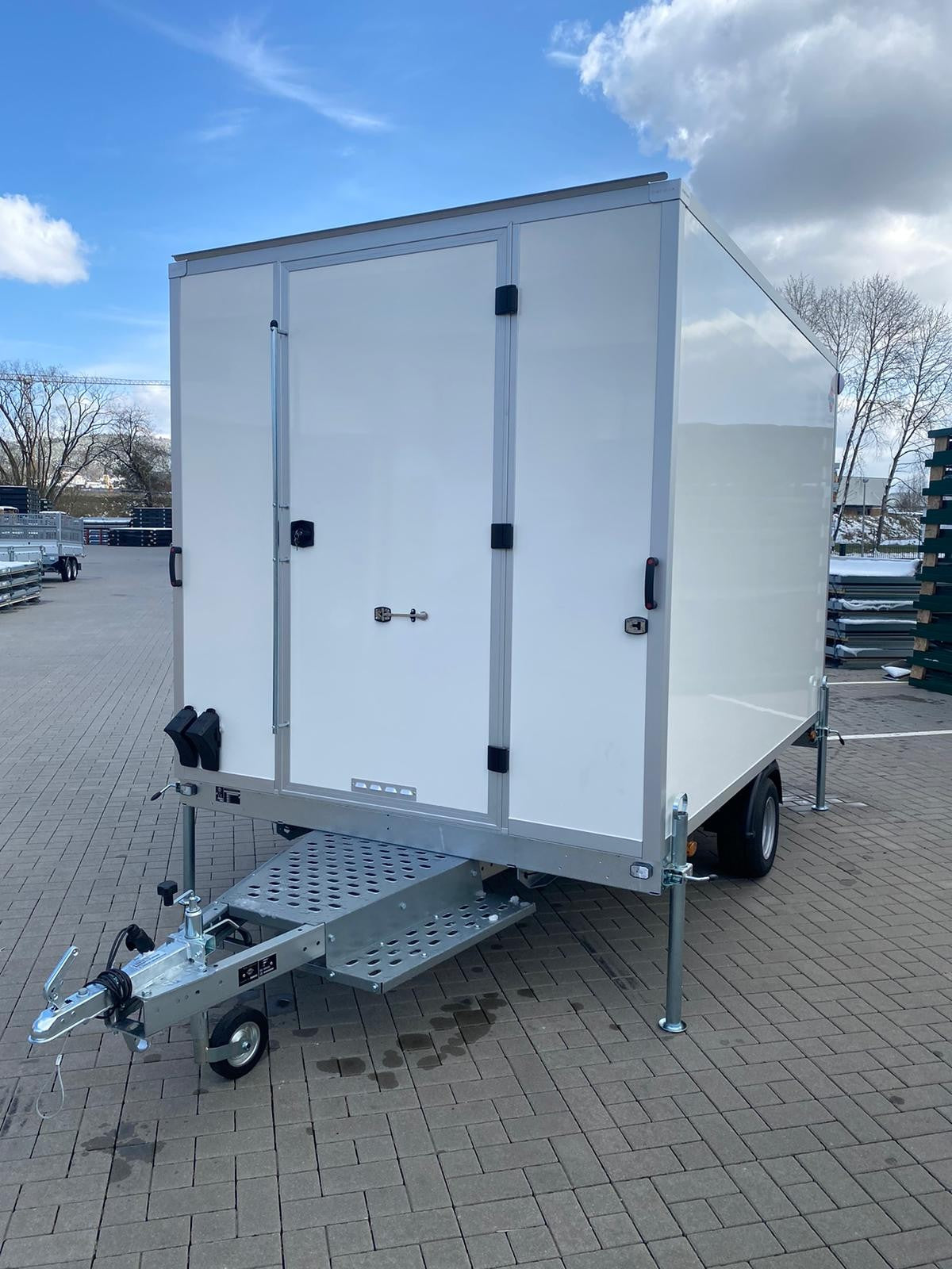 Roulotte da cantiere / Baracca da cantiere (omologata 80 km/h) – Dimensioni 310x200x200 cm – Gancio traino per autovettura