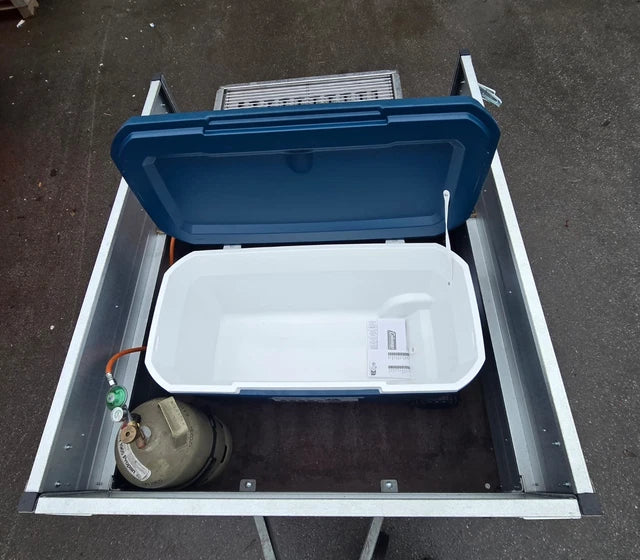 Grill mobile per feste con ghiacciaia su rimorchio per auto