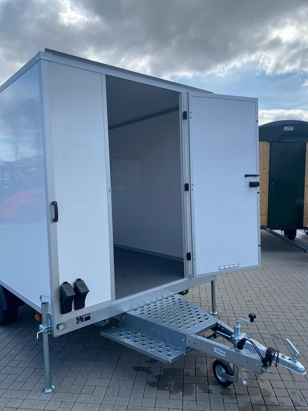 Roulotte da cantiere / Baracca da cantiere (omologata 80 km/h) – Dimensioni 310x200x200 cm – Gancio traino per autovettura