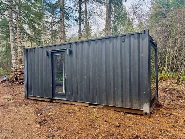 Mini-unità abitativa o ufficio su misura, realizzata a partire da un container/box trailer (tipo Conex) indipendente e mobile.