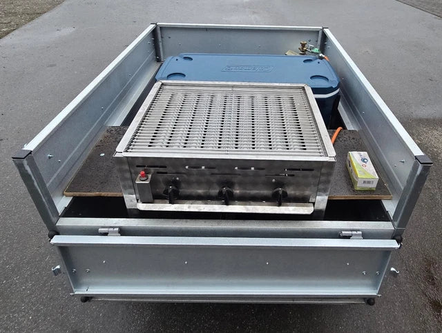 Grill mobile per feste con ghiacciaia su rimorchio per auto